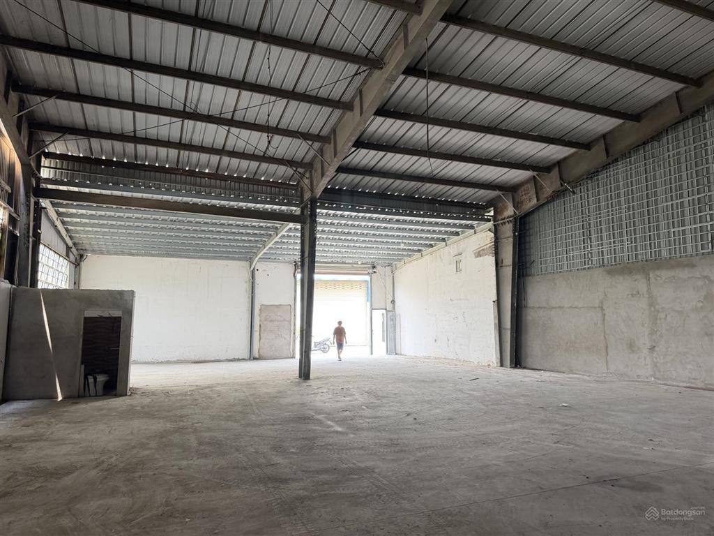 Cho thuê kho xưởng 300m2  20tr đường hồ văn long