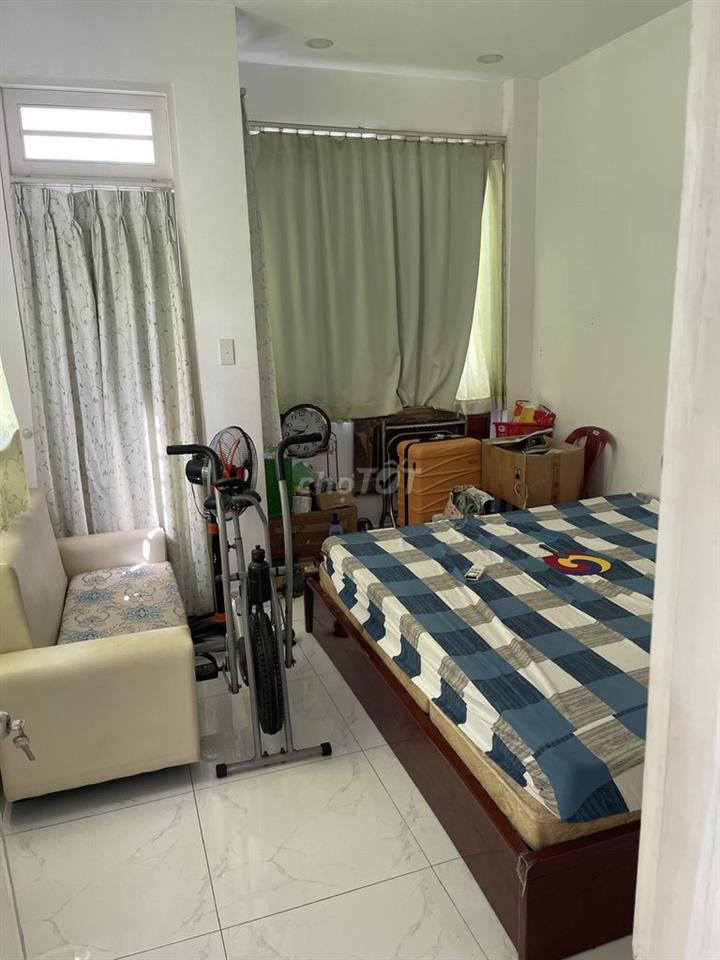 Nhà Quận 4  gần chợ 200