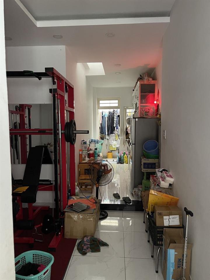 Nhà Quận 4  gần chợ 200