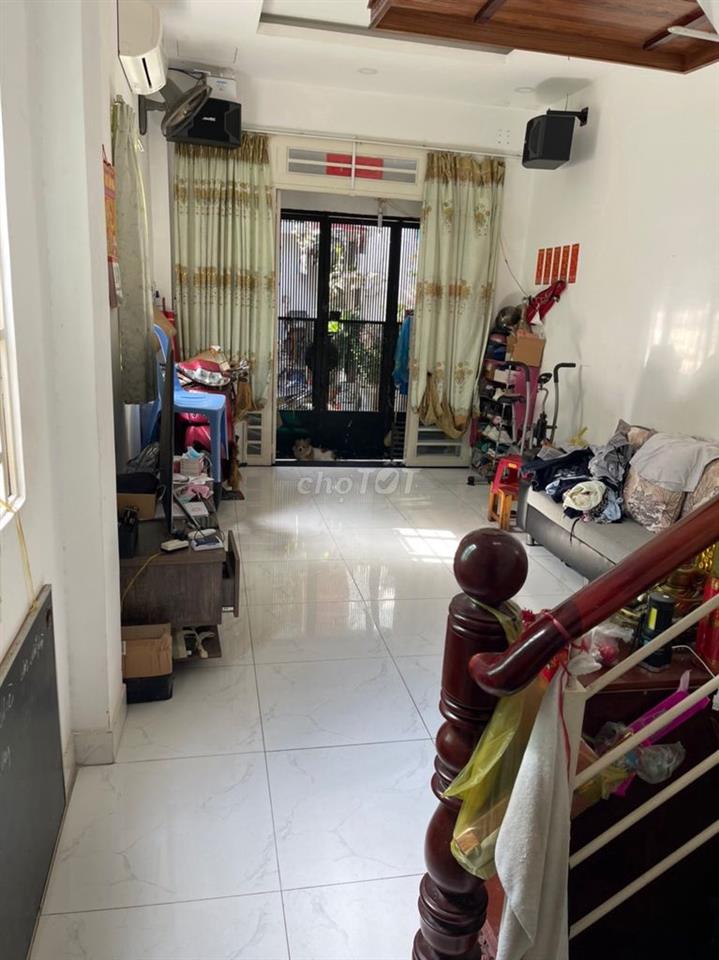Nhà Quận 4  gần chợ 200