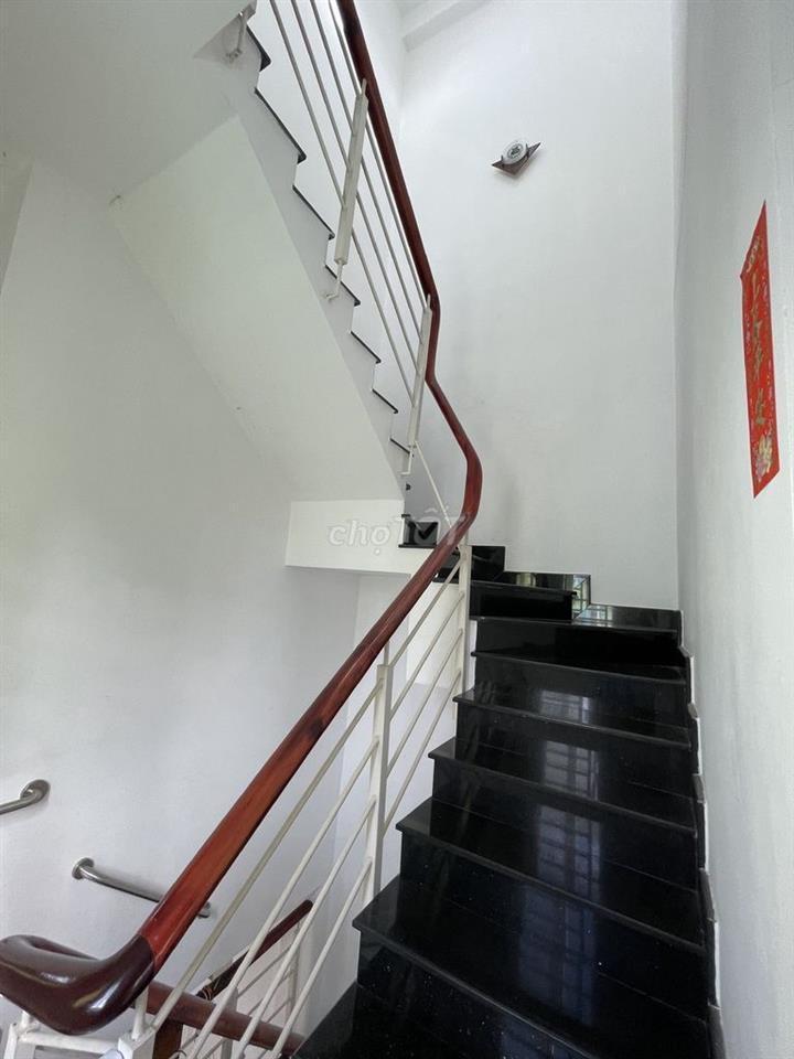 Nhà Quận 4  gần chợ 200