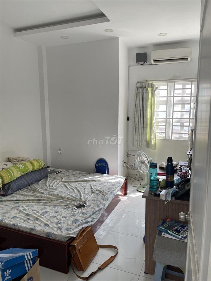 Nhà Quận 4  gần chợ 200
