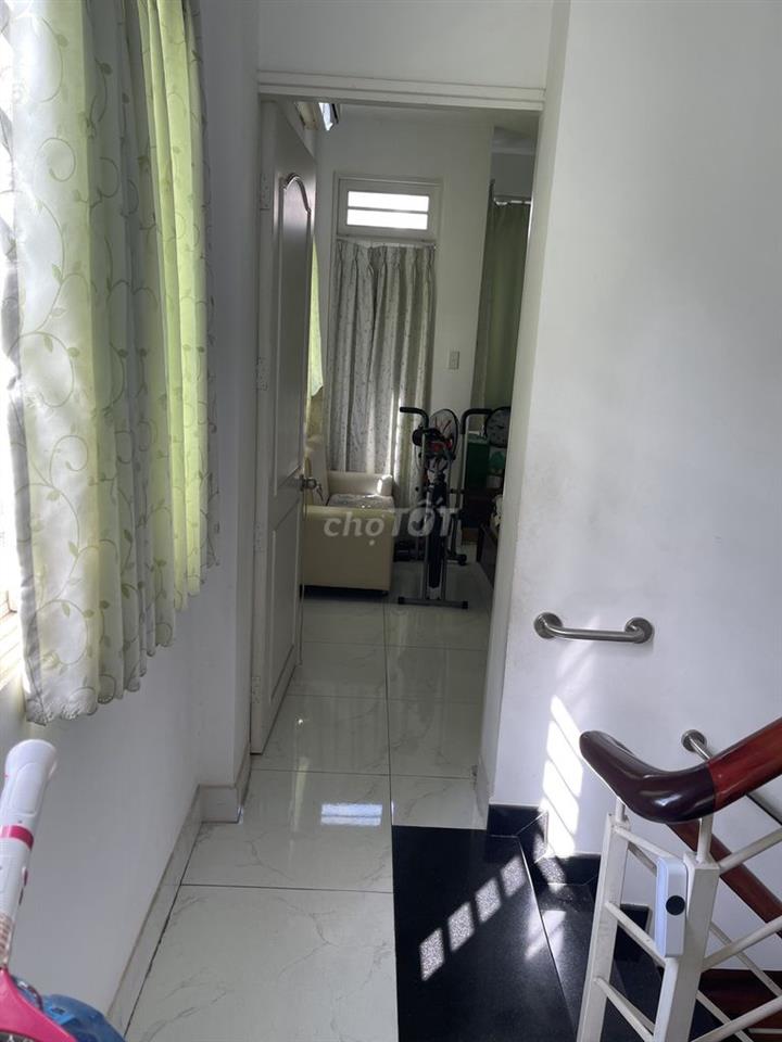 Nhà Quận 4  gần chợ 200