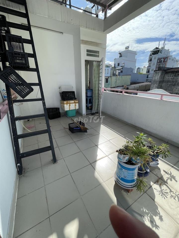 Nhà Quận 4  gần chợ 200
