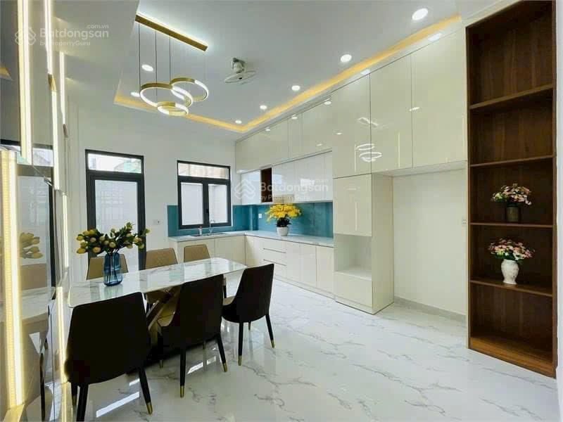 Bán nhà 3,5 tấm mặt tiền nguyễn triệu luật gần chợ bà hom