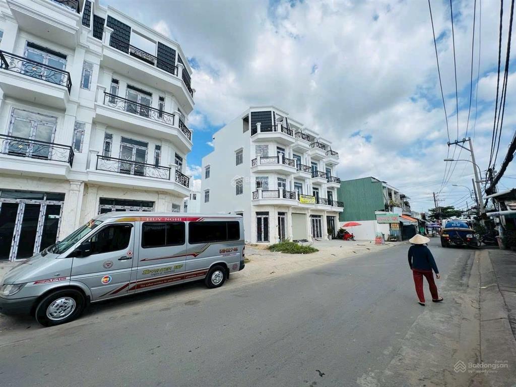 Bán nhà 3,5 tấm mặt tiền nguyễn triệu luật gần chợ bà hom