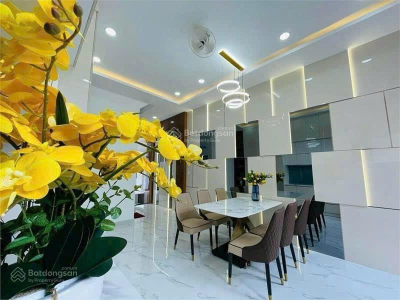 Bán nhà 3,5 tấm mặt tiền nguyễn triệu luật gần chợ bà hom