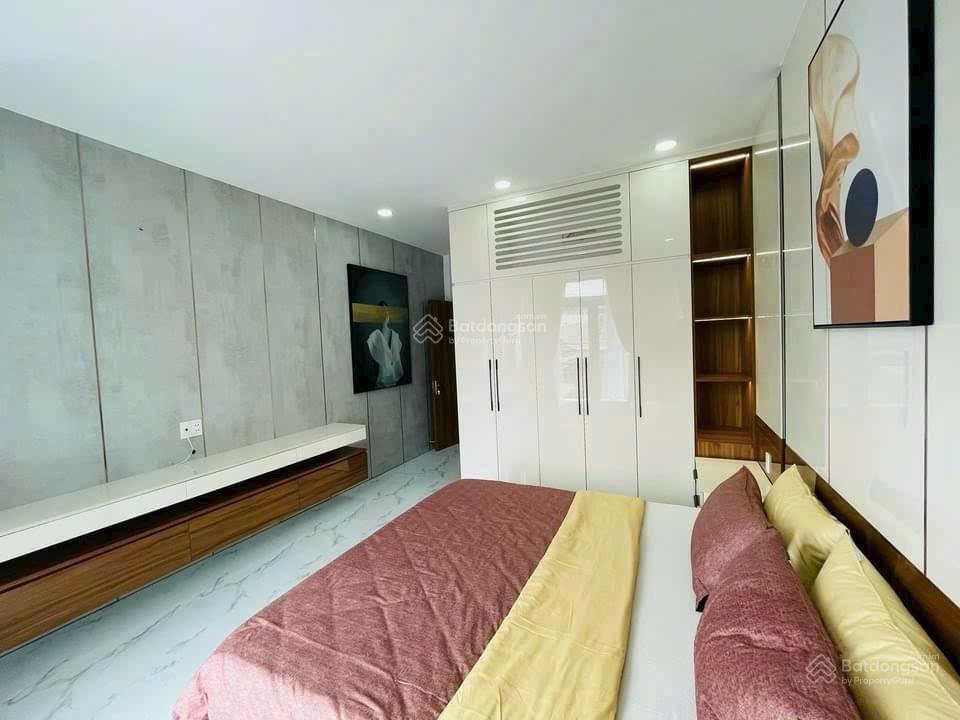 Bán nhà 3,5 tấm mặt tiền nguyễn triệu luật gần chợ bà hom