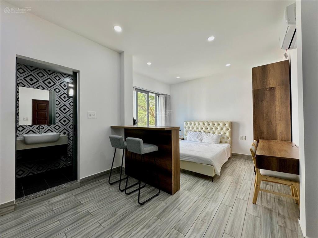 Phòng ban công lớn  full nội thất  bao phí  đậu được ô tô