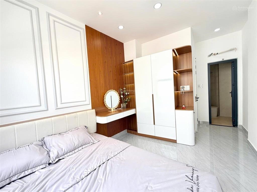 Huỳnh văn bánh phú nhuận hơn 5 tỷ
4 tầng 3pn 4wc nhà mới ở ngay