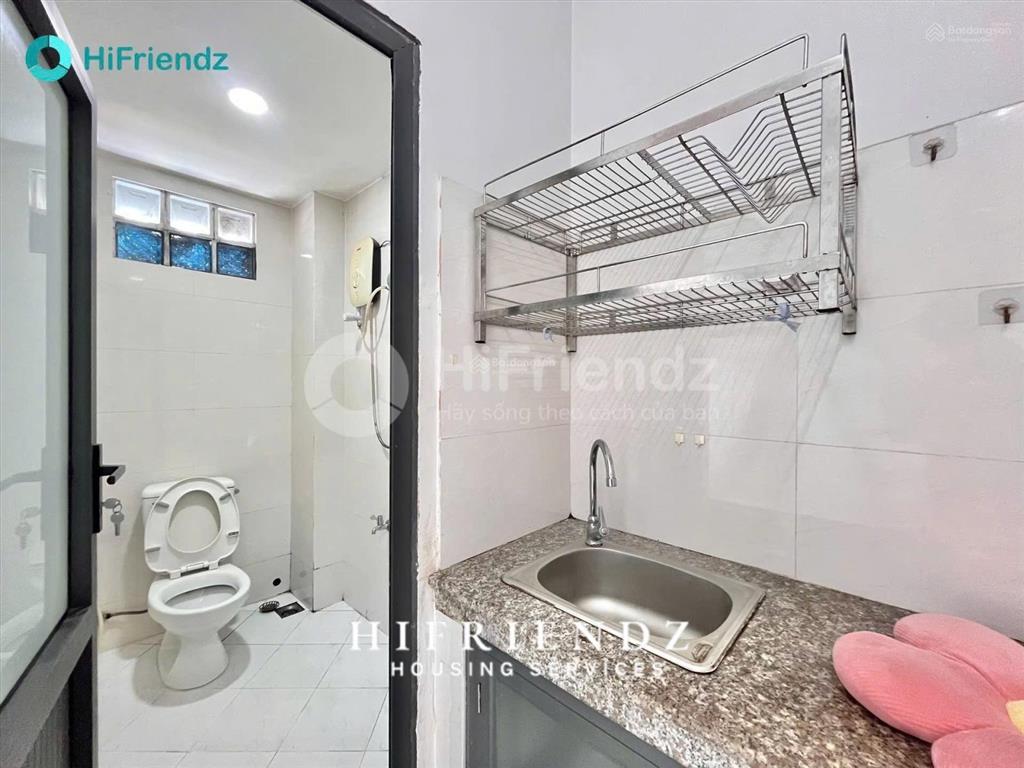 Phòng gác lửng có cửa sổ nhỏ thoáng full đầy đủ nội thất mặt tiền lâm văn bền quận 7 cho nuôi mèo