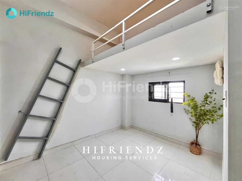 Phòng gác lửng có cửa sổ nhỏ thoáng full đầy đủ nội thất mặt tiền lâm văn bền quận 7 cho nuôi mèo