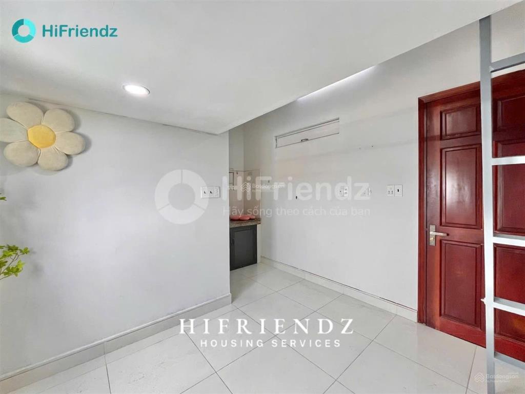 Phòng gác lửng có cửa sổ nhỏ thoáng full đầy đủ nội thất mặt tiền lâm văn bền quận 7 cho nuôi mèo