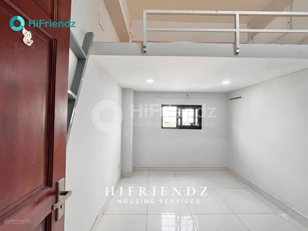 Phòng gác lửng có cửa sổ nhỏ thoáng full đầy đủ nội thất mặt tiền lâm văn bền quận 7 cho nuôi mèo