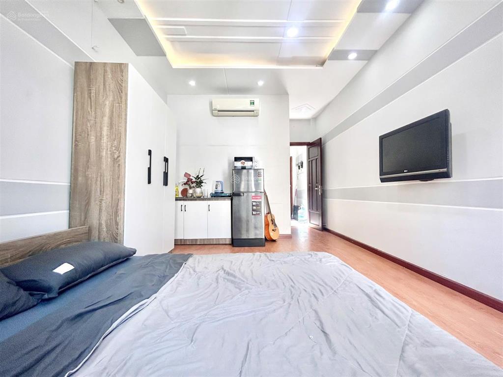 Căn hộ studio  ban công  full nội thất  ngay gần ngã 4 phú nhuận