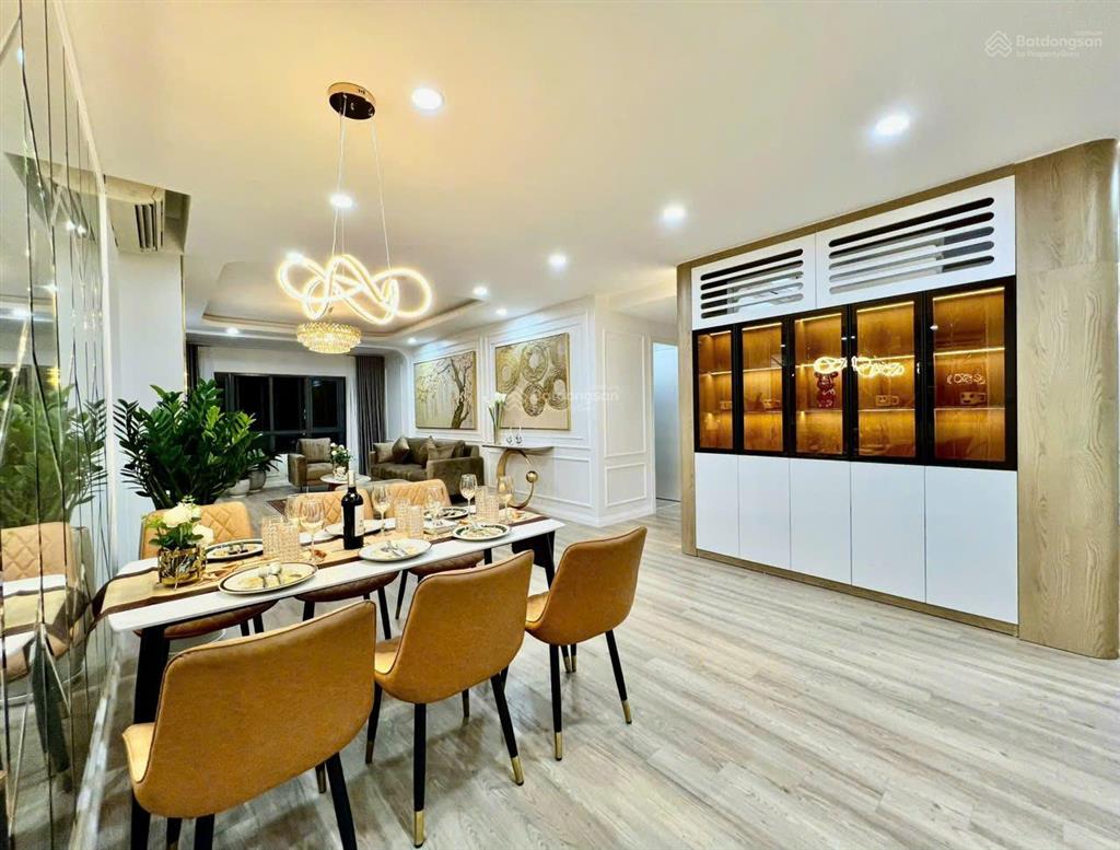 Chính chủ bán căn hộ 3 ngủ  141m2 cc hồ gươm plaza. giá chuẩn 8,5 tỷ.  0961 270 ***