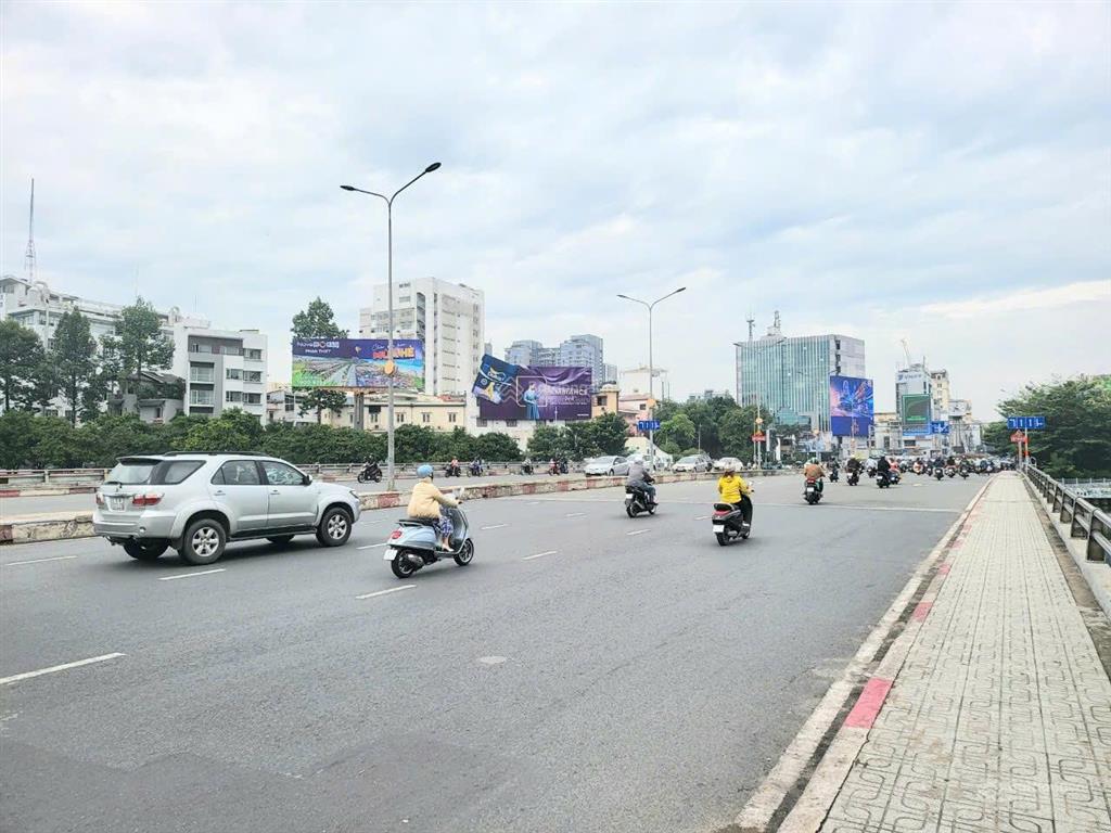 Ngay sân bay mặt tiền phạm văn đồng  11x52m  chỉ tiêu 2 hầm 12 tầng  giá 199tr/m2
