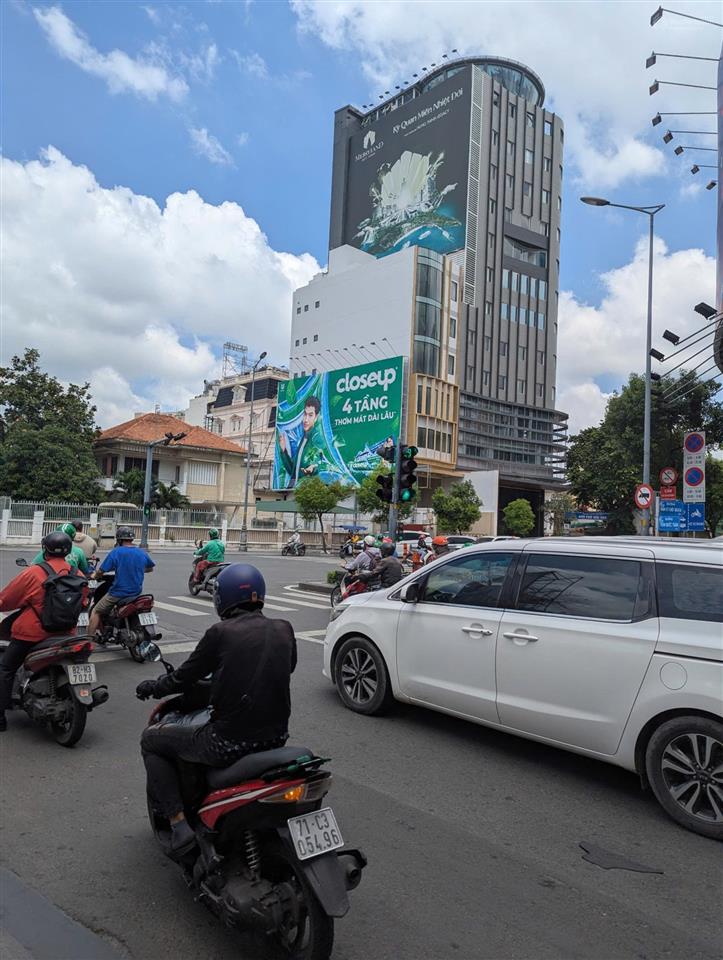 Vòng xoay cống quỳnh nguyễn trãi  4x18m  hầm 6 tầng  cho thuê 170tr/tháng  giá 35 tỷ