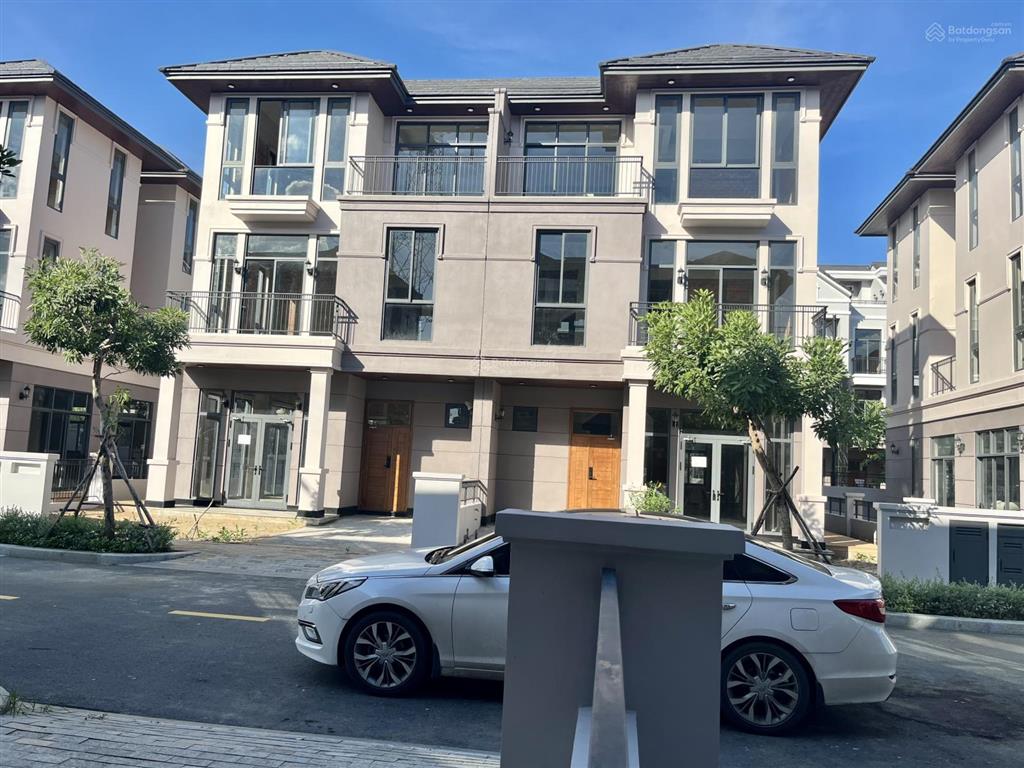 Bán biệt thự khu đô thị zeitgeist metrocity nhà bègía siêu rẻ 122,5tr/1m2  0987 490 *** mai