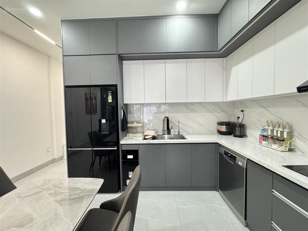 Bán nhà 3tầng 3mê + (diện tích lớn) + oto đậu đỗ trong nhà