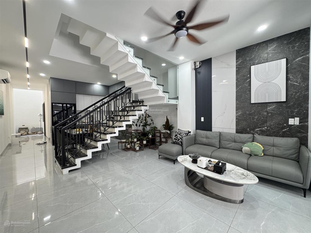Bán nhà 3tầng 3mê + (diện tích lớn) + oto đậu đỗ trong nhà