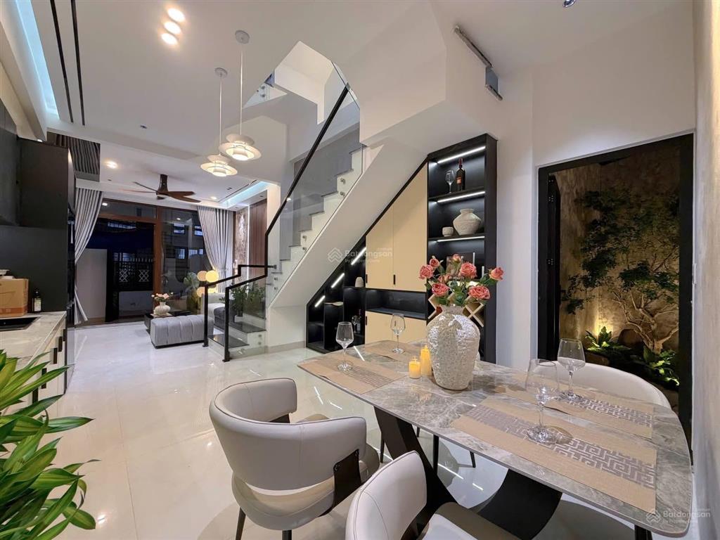 Nằm giữa 2 cây cầu rồng & cầu trần thị lý. có 1 căn nhà cần bán (có nguồn thuê 23 đến 25tr/1tháng)