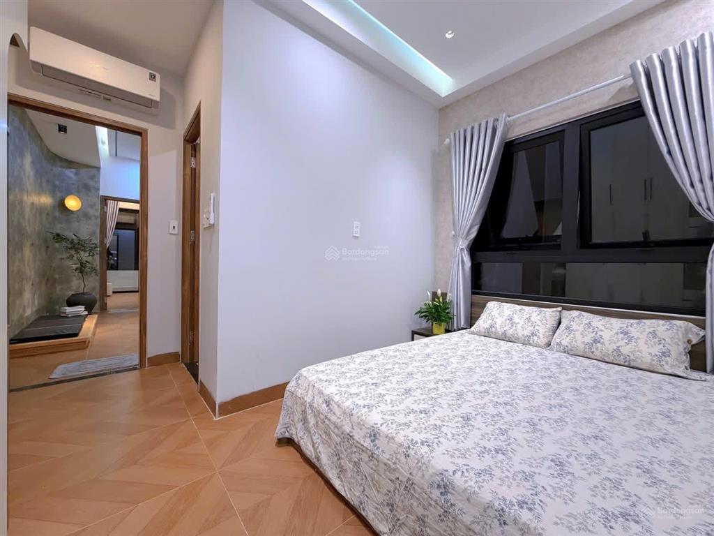 Nằm giữa 2 cây cầu rồng & cầu trần thị lý. có 1 căn nhà cần bán (có nguồn thuê 23 đến 25tr/1tháng)