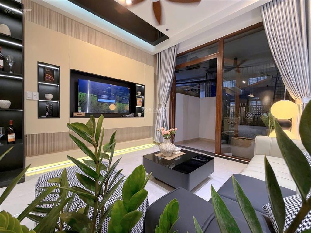 Nằm giữa 2 cây cầu rồng & cầu trần thị lý. có 1 căn nhà cần bán (có nguồn thuê 23 đến 25tr/1tháng)