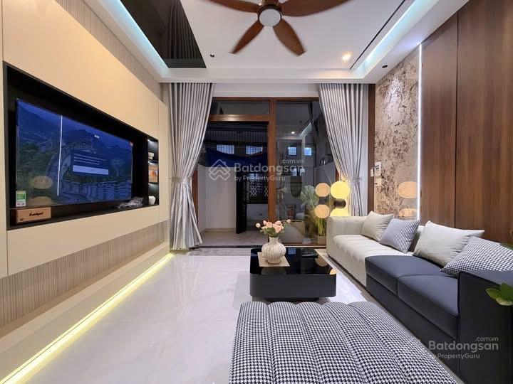 Nằm giữa 2 cây cầu rồng & cầu trần thị lý. có 1 căn nhà cần bán (có nguồn thuê 23 đến 25tr/1tháng)