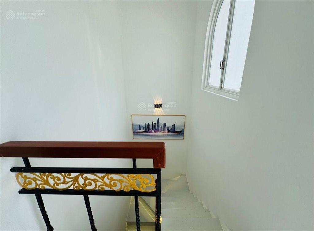Nhà mới  căn góc 2 mặt thoáng  3 tầng  giá hơn 5 tỷ.