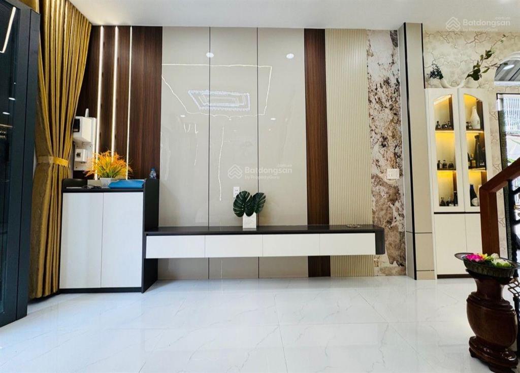 Nhà mới  căn góc 2 mặt thoáng  3 tầng  giá hơn 5 tỷ.