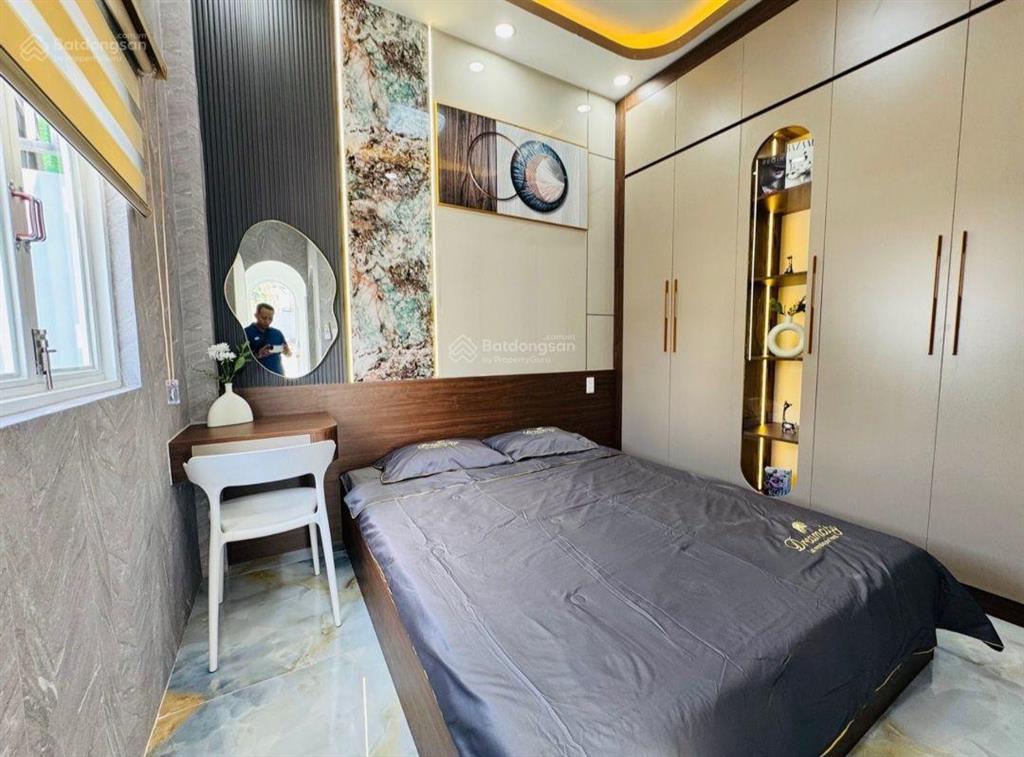 Nhà mới  căn góc 2 mặt thoáng  3 tầng  giá hơn 5 tỷ.