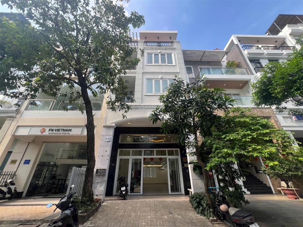 Cho thuê rẻ 50tr nhà phố kđt phú mỹ hưng dt 6x18m2 nhà trống  0931 353 ***
