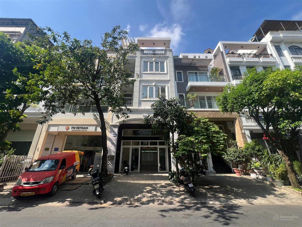 Cho thuê rẻ 50tr nhà phố kđt phú mỹ hưng dt 6x18m2 nhà trống  0931 353 ***