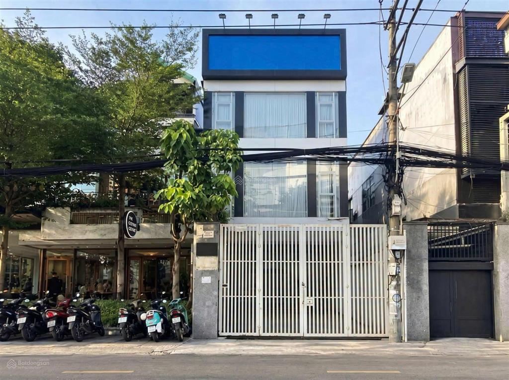 Nhà cho thuê nguyên căn 181/4a đường 3/2 đối diện hoà bình. dt 4,5 x 18m, 3 lầu.  0938 668 ***