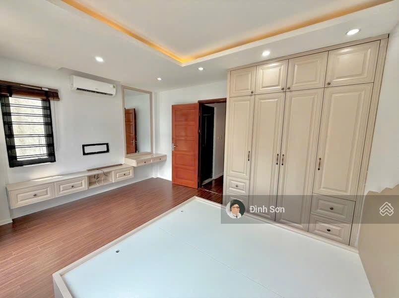 Hiếm bán gấp giảm 1 tỷ hồng tiến 60m2  12.6 tỷ  5 tầng oto  căn góc  sổ đỏ trao tay