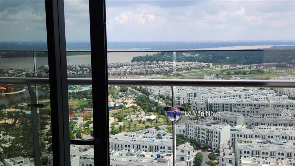 Gấp 1 căn 3pn  đông nam, hiếm tòa d tầng cao  giá 8 tỷ khu compound masteri centre point
