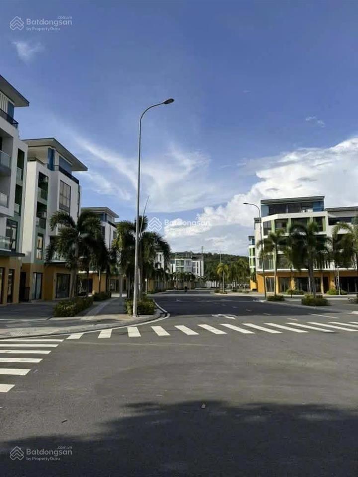 Chính chủ bán shophouse meyhomes capital phú quốc mặt đại lộ ánh trăng 26m, đã có sổ đỏ, giá 19 tỷ