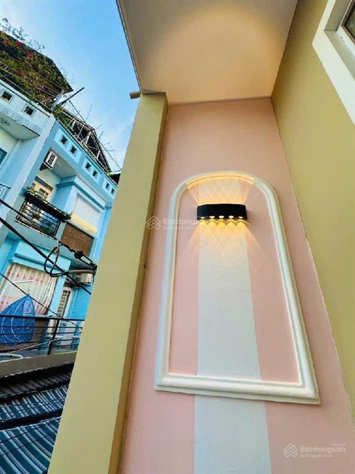 Gấp!! nhanh mới còn.bán nhà hiếm hẻm ôtô phường 10 tân bình chỉ nhỉnh 2 tỷ, 15m2