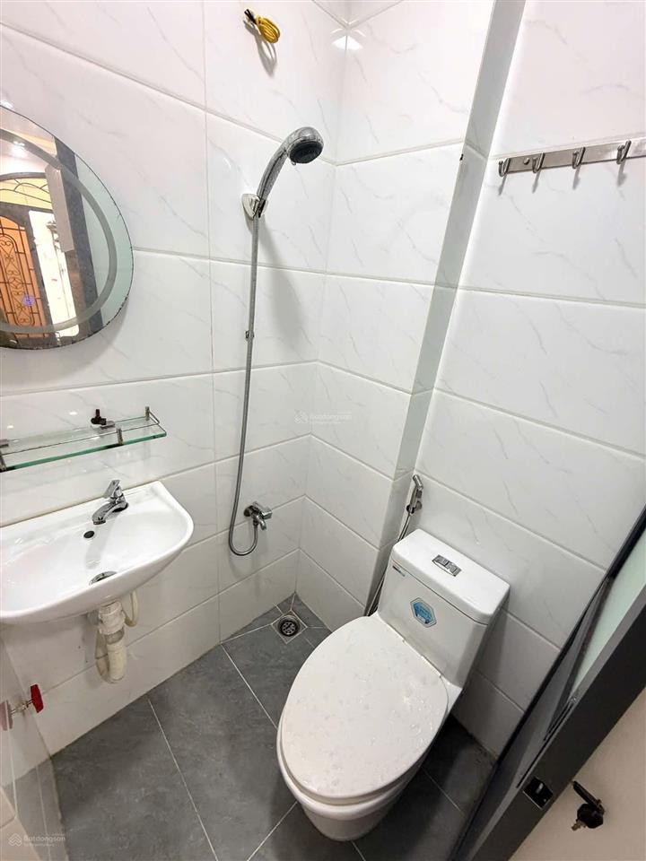Nhỉnh 2 tỷ nhà hẻm xe hơi ngay cách mạng tháng 8, gần 3mx6m