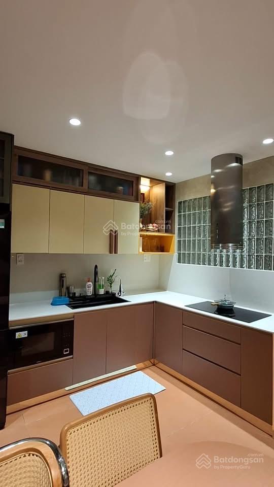 Thành thái q10 4x10m, 5 tầng, thang máy nhập khẩu full nội thất cao cấp