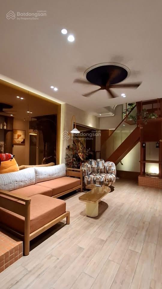 Thành thái q10 4x10m, 5 tầng, thang máy nhập khẩu full nội thất cao cấp