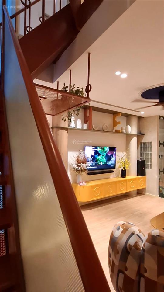 Thành thái q10 4x10m, 5 tầng, thang máy nhập khẩu full nội thất cao cấp