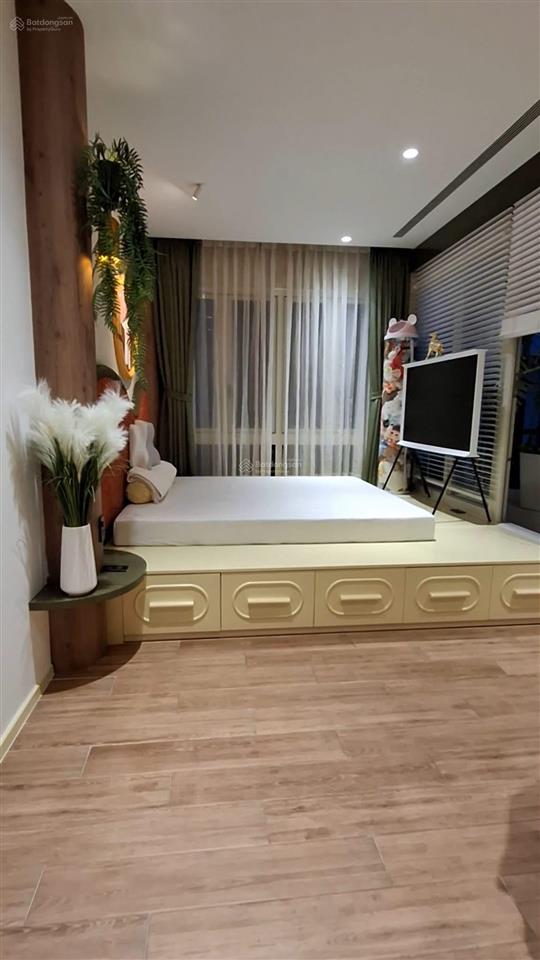 Thành thái q10 4x10m, 5 tầng, thang máy nhập khẩu full nội thất cao cấp