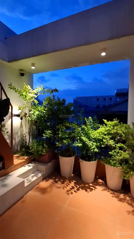Thành thái q10 4x10m, 5 tầng, thang máy nhập khẩu full nội thất cao cấp