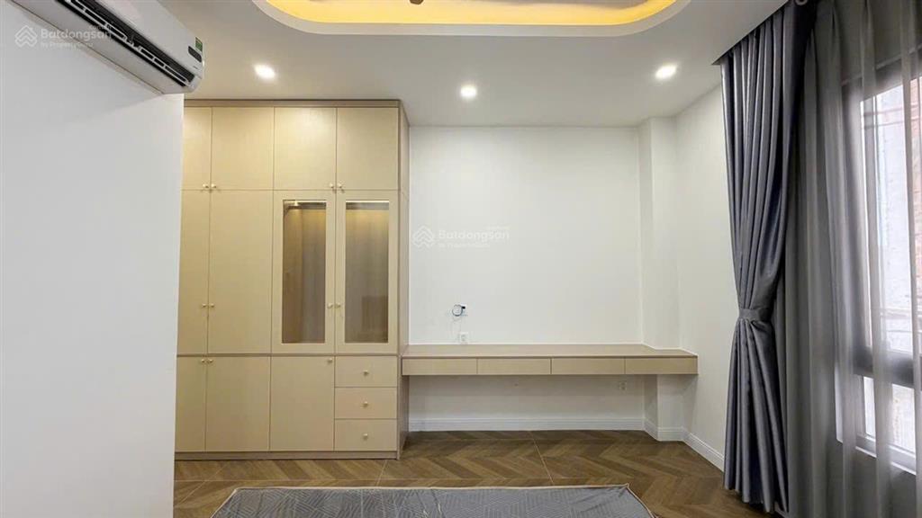 Siêu phẩm nhà mới 4 tầng có thang máy, full nội thất, 6 phòng ngủ, sân ô tô, gần lê văn việt