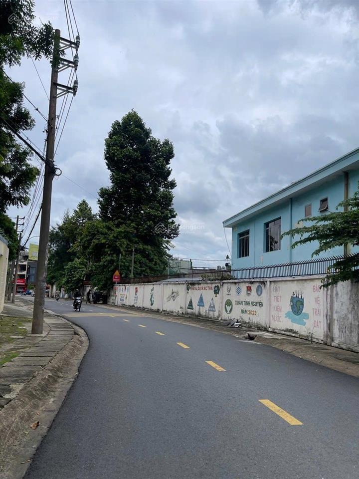Siêu phẩm nhà mới 4 tầng có thang máy, full nội thất, 6 phòng ngủ, sân ô tô, gần lê văn việt
