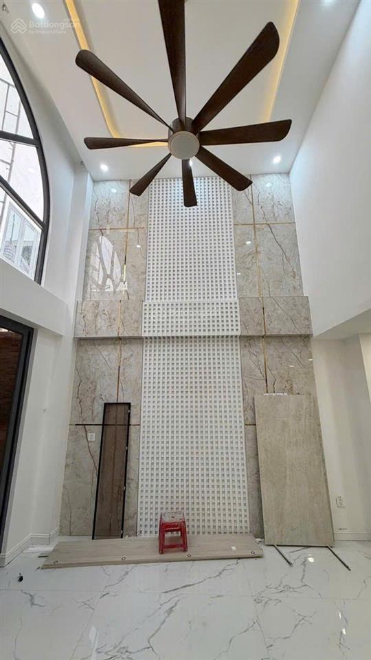 Siêu phẩm nhà mới 4 tầng có thang máy, full nội thất, 6 phòng ngủ, sân ô tô, gần lê văn việt