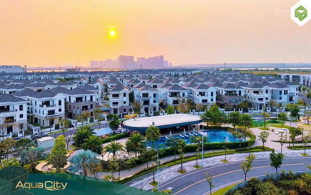 Chủ nhà cần bán gấp cắt lỗ 3.5 tỷ biệt thự song lập 10*22.5m, giá 11 tỷ.  0909 735 *** ms.linh