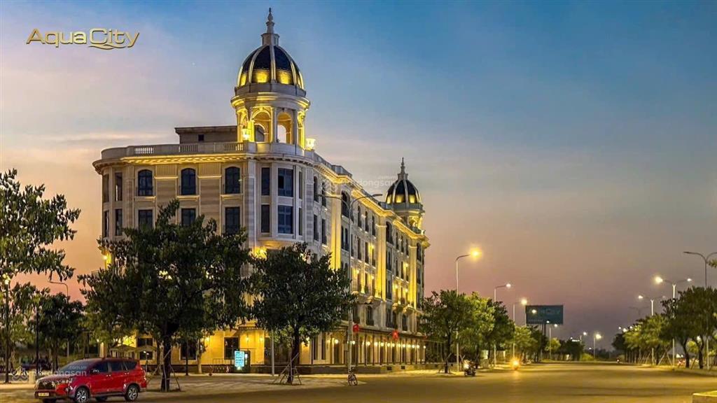 Chủ nhà cần bán gấp cắt lỗ 3.5 tỷ biệt thự song lập 10*22.5m, giá 11 tỷ.  0909 735 *** ms.linh